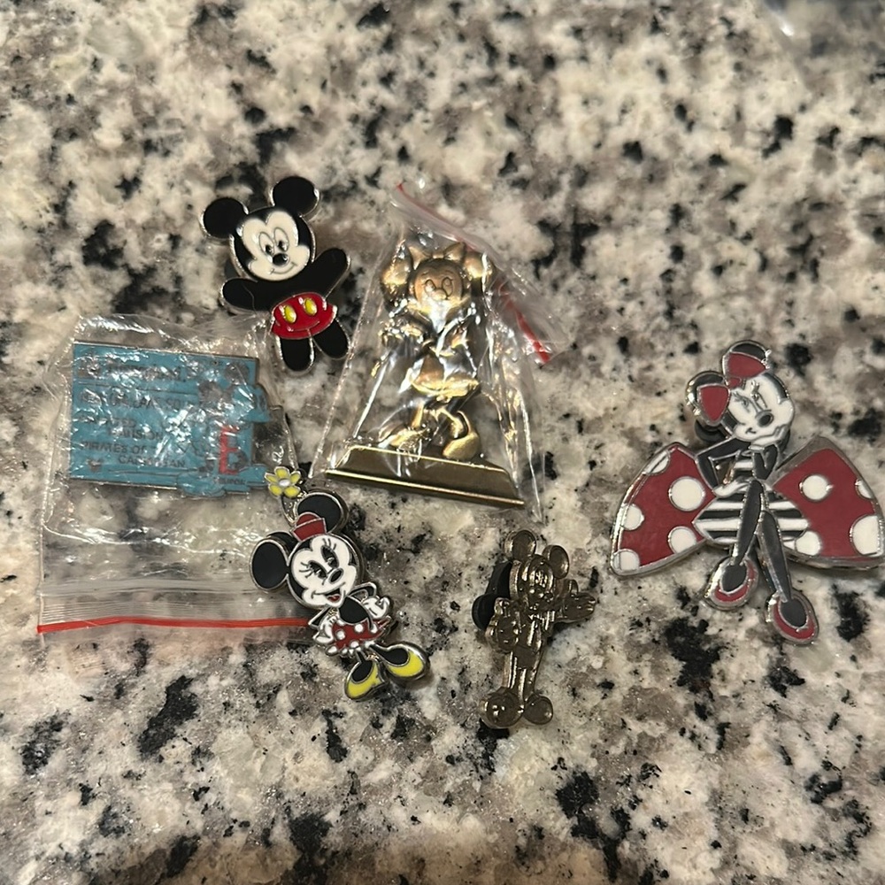 Disney Mickey & Minnie Character Pin Set